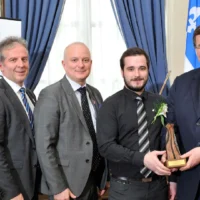 Photo de Jean-Mathieu Fortin qui reçoit son prix hommage bénévolat.