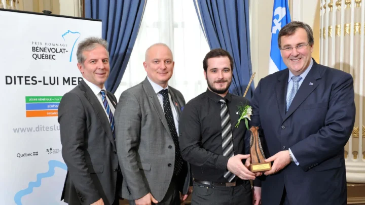 Photo de Jean-Mathieu Fortin qui reçoit son prix hommage bénévolat.