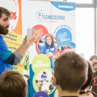 Des gens qui assistent à l'expo sciences 2018 dans le puits de hall du cégep