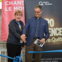 Des gens qui assistent à l'expo sciences 2018 dans le puits de hall du cégep