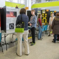 Des gens qui assistent à l'expo sciences 2018 dans le puits de hall du cégep