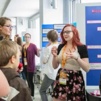 Des gens qui assistent à l'expo sciences 2018 dans le puits de hall du cégep