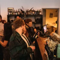 Des gens au salon de dégustation de La Fabrique