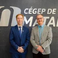 Le directeur général du cégep avec l'adjoint du ministre de l'éducation