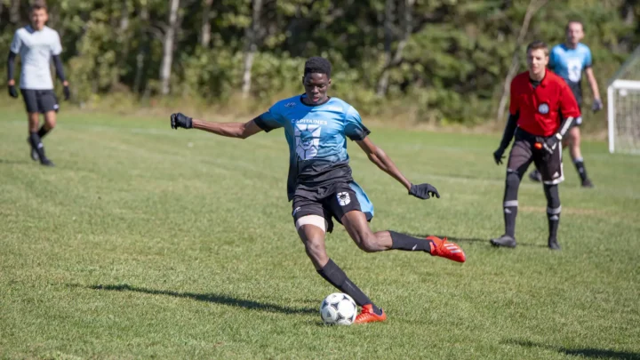 Un joueur de soccer de nos Capitaines en plein élan