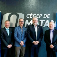 Des membres de FADIO et le directeur général du cégep