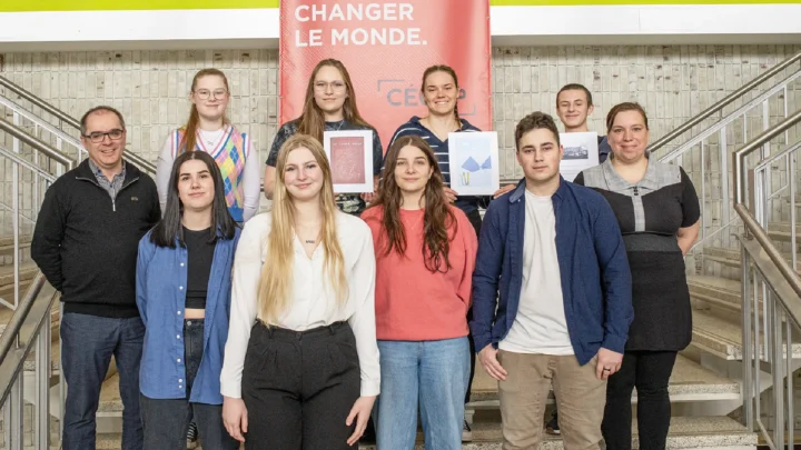 Des élèves de sciences humaines devant les marches du puits du hall