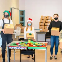 Des membres de la communauté collégiale lors de la journée de distribution de cadeaux de Noël