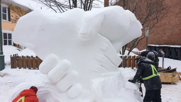 Une sculpture de neige fait par des élèves