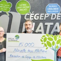 La fondation du Cégep de Matane reçoit un chèque de 15 000$ pour le service de taxi des élèves