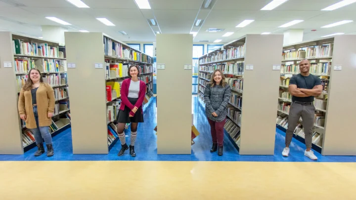 Quatre élèves à la bibliothèque