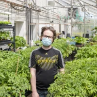 Un employé du cégep lors de la journée Partage des plants