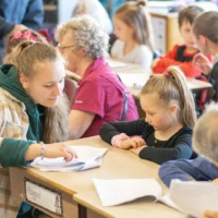 Des personnes de tous les âges lors de l'évènement de la lecture multigénérationnelle