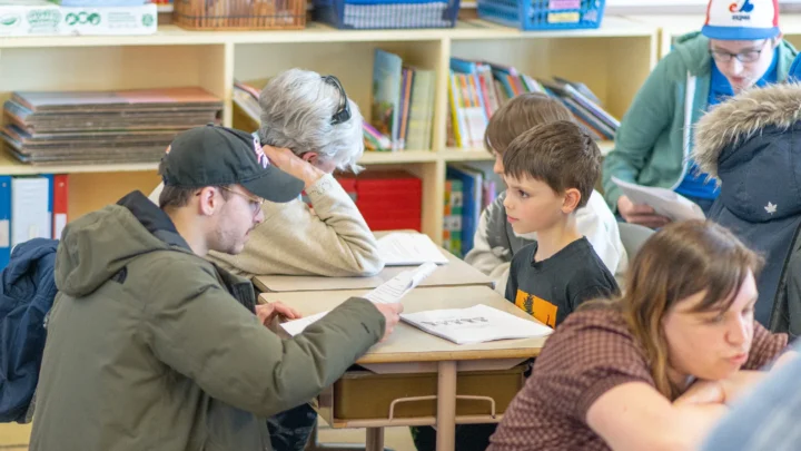 Des personnes de tous les âges lors de l'évènement de la lecture multigénérationnelle