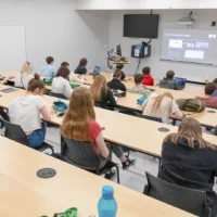 Des membres de la communauté collégiale qui assiste au midi métiers de sciences nature