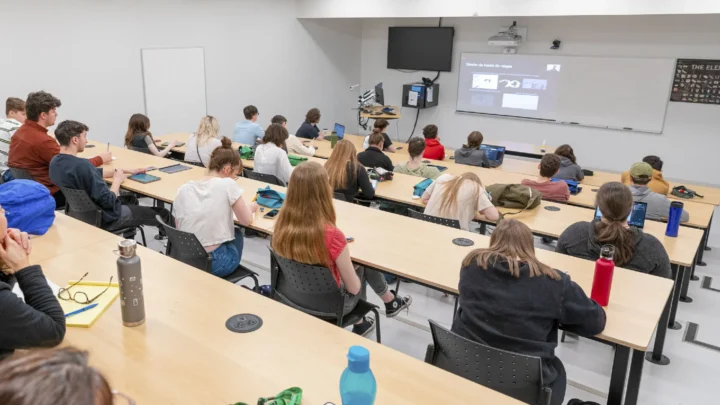 Des membres de la communauté collégiale qui assiste au midi métiers de sciences nature