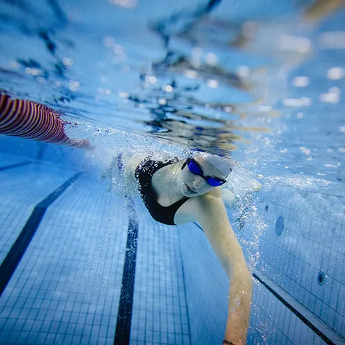 Un étudiant qui fait une longueur dans la piscine