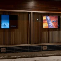 Des gens qui regardent la nouvelle expo urbaine dans le centre-ville de Matane en soirée