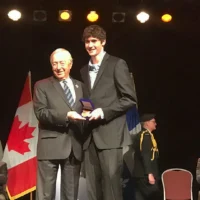 Photo de Piero Barrette qui reçoit la médaille du Lieutenant-Gouverneur général pour la jeunesse