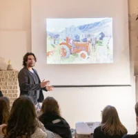 Un élève du programme de Photographique qui présente une de ces expositions