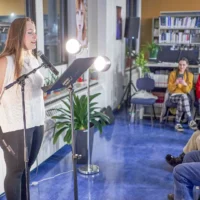 Des élèves du programmes Arts, Lettres et Communications lors d'une soirée théâtrale et littéraire à la bibliothèque du cégep