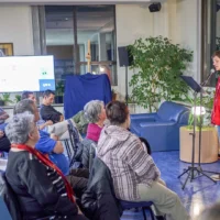 Des élèves du programmes Arts, Lettres et Communications lors d'une soirée théâtrale et littéraire à la bibliothèque du cégep