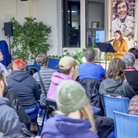 Des élèves du programmes Arts, Lettres et Communications lors d'une soirée théâtrale et littéraire à la bibliothèque du cégep