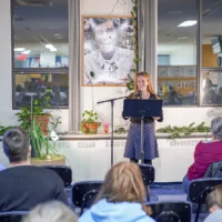 Des élèves du programmes Arts, Lettres et Communications lors d'une soirée théâtrale et littéraire à la bibliothèque du cégep