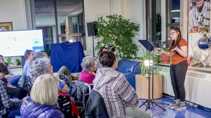 Des élèves du programmes Arts, Lettres et Communications lors d'une soirée théâtrale et littéraire à la bibliothèque du cégep