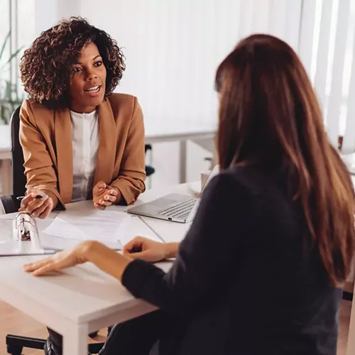 Deux femmes en discussion