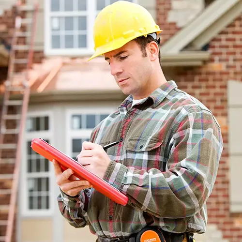 Un inspecteur devant une maison