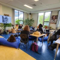 Gens en activité à la bibliothèque