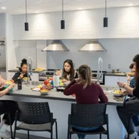 Étudiants dans la cuisine des résidences