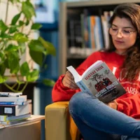 étudiante qui fait de la lecture à la bibliothèque