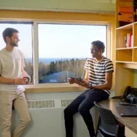 Deux élèves dans une chambre des résidences du cégep.